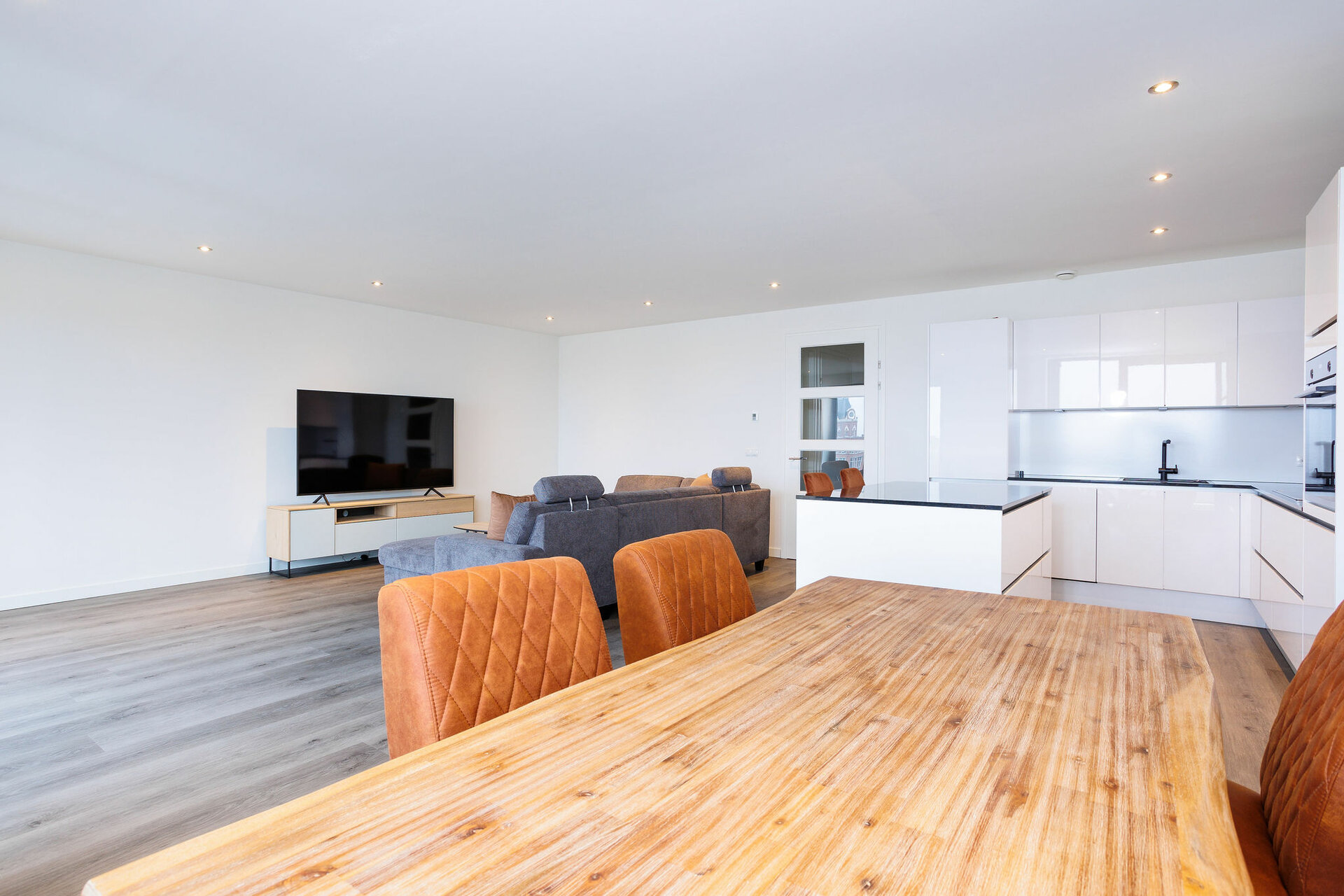 Woonkamer met keuken